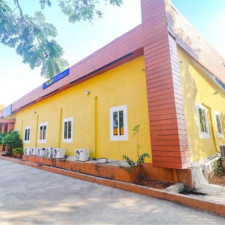 Fabexpress Airport Stay Inn - Nr Hyderabad International Airport, Shamshabad エクステリア 写真